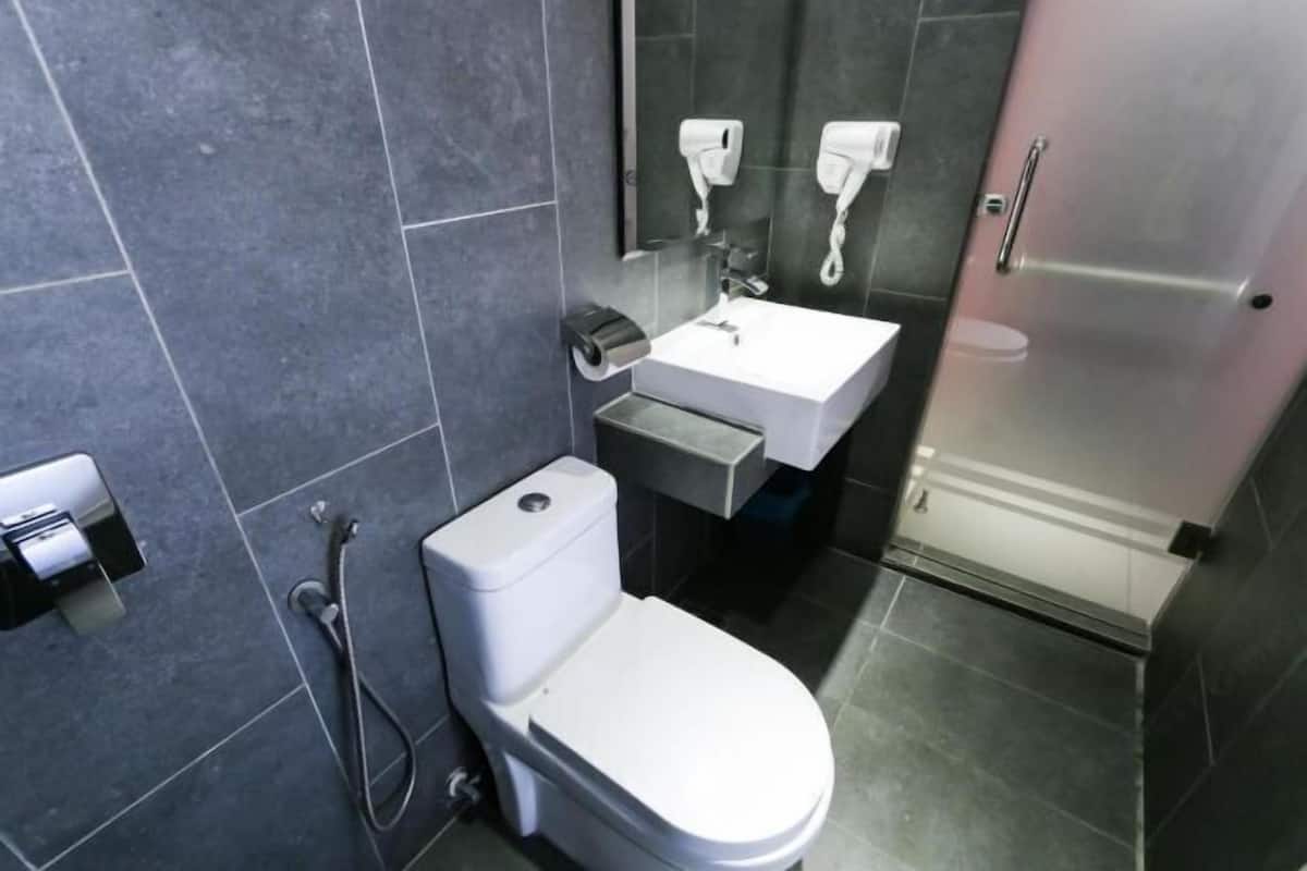 Een douche, gratis toiletartikelen, een haardroger, pantoffels