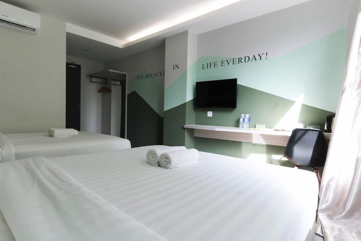 Super Family with Window | In-room safe, desk, iron/ironing board, free WiFi