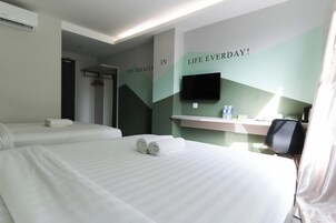 Super Family with Window  | In-room safe, desk, iron/ironing board, free WiFi