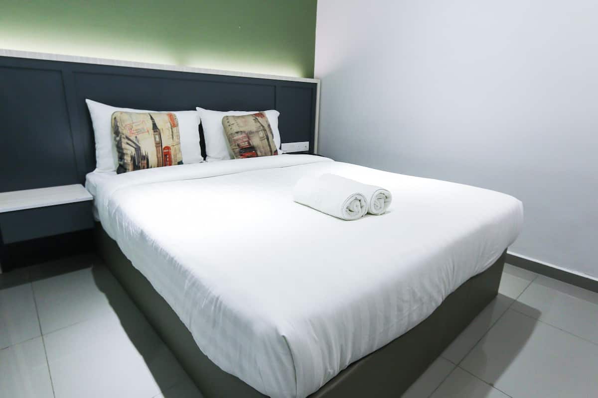Superior Queen | In-room safe, desk, iron/ironing board, free WiFi