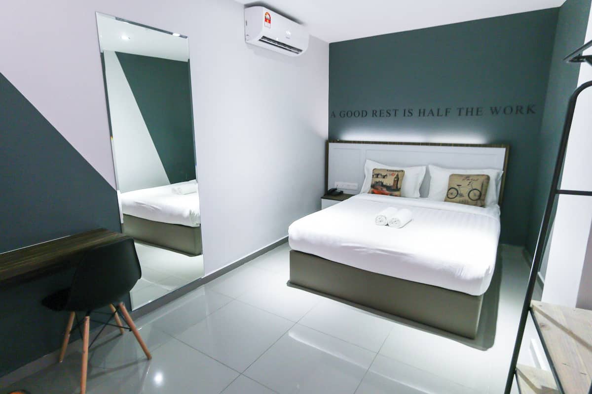 Deluxe Queen | In-room safe, desk, iron/ironing board, free WiFi