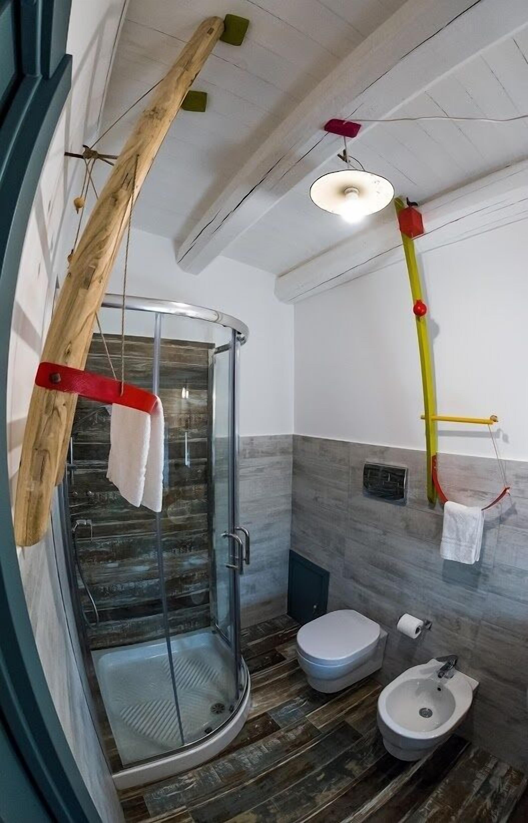 Un baño moderno con cabina de ducha de vidrio, inodoro, bidé y toallero.