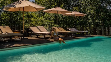 Una piscina techada, una piscina al aire libre de temporada