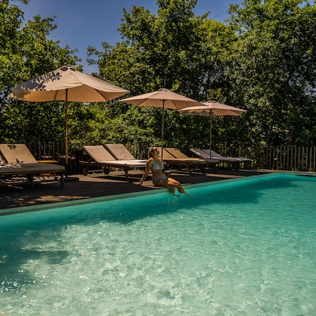 Una piscina techada, una piscina al aire libre de temporada