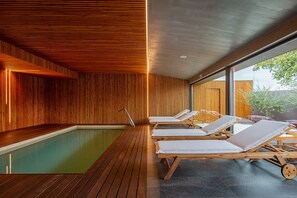 Een sauna, een stoombad, lichaamsbehandelingen, hotstone-massages