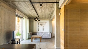 Una sala de estar moderna con un sofá, una mesa de centro y un televisor.