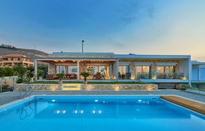 Outdoor pool, an infinity pool, pool umbrellas, sun loungers - Villa GG (Hersonissos)