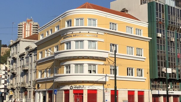 Un immeuble à plusieurs étages, doté d’une façade jaune, de nombreuses fenêtres et d’une enseigne indiquant qu’il s’agit d’un hôtel résidentiel.