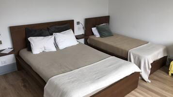 Habitación triple, baño privado | Cortinas blackout, wifi gratis y ropa de cama