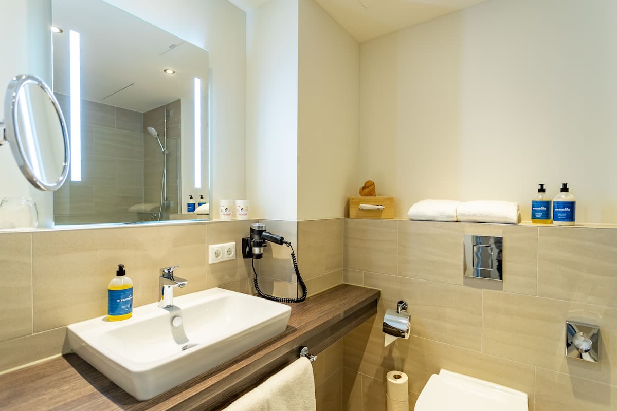 shower, free toiletries, hair dryer, towels