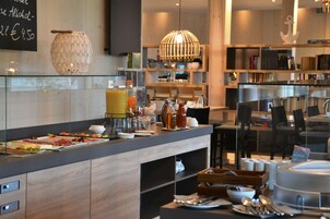 每日供应自助式早餐（每人 EUR 23.90）