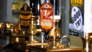 Eine Bar mit verschiedenen Zapfhähnen, darunter Biere von 'Theakston Best Bitter' und 'Hadrian Bord Brewery Tyneside Blonde'.