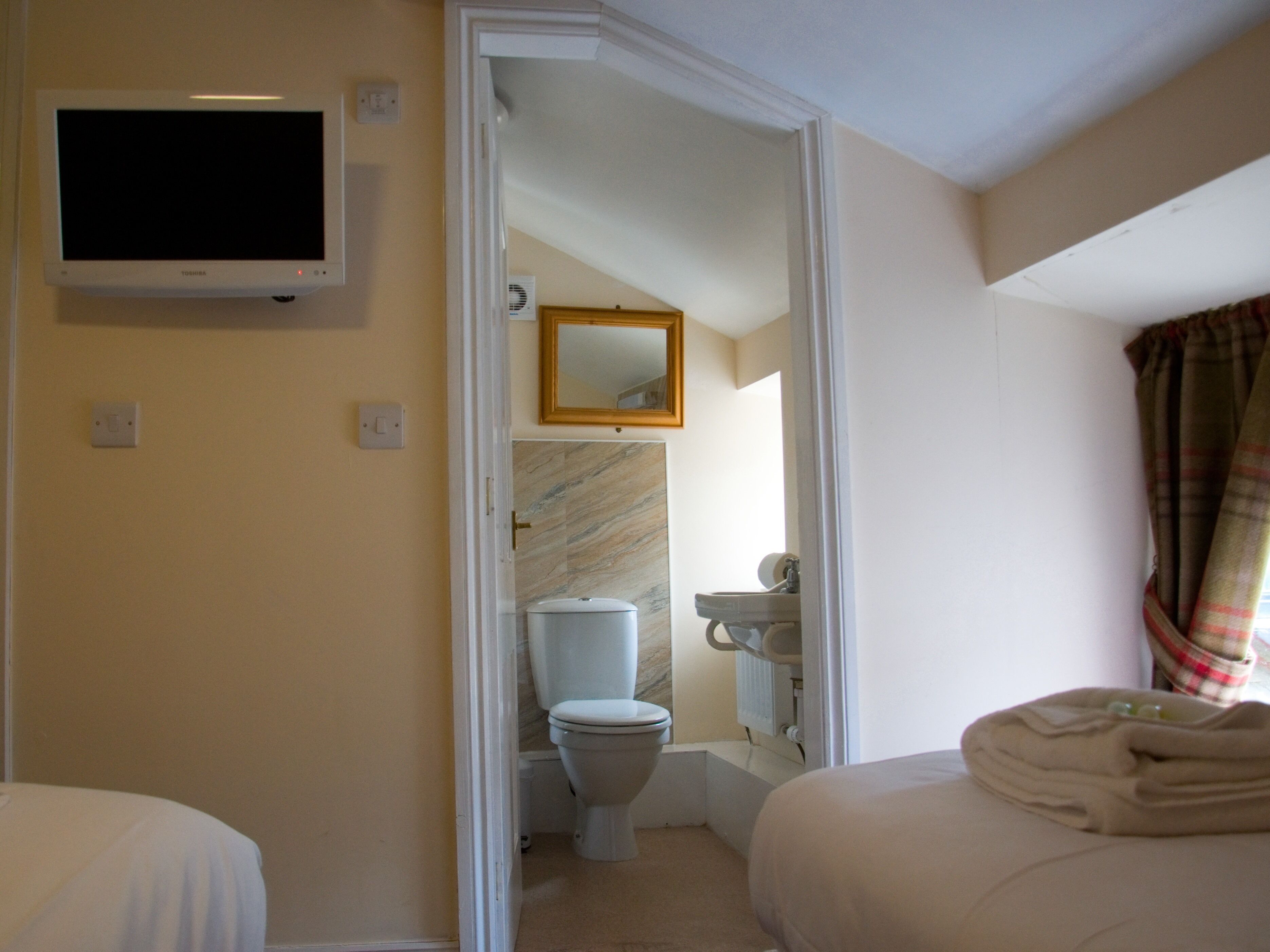 standard twin room, ensuite (room 4) | bathroom