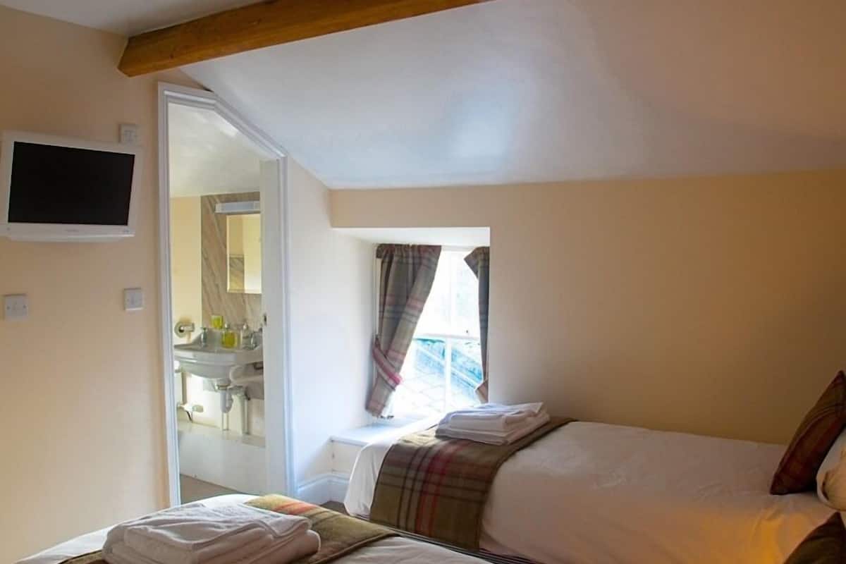 standard twin room, ensuite (room 4)