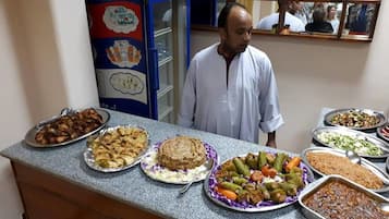 供應早餐、午餐和晚餐,當地和國際料理