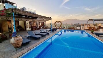 Una piscina al aire libre, sombrillas