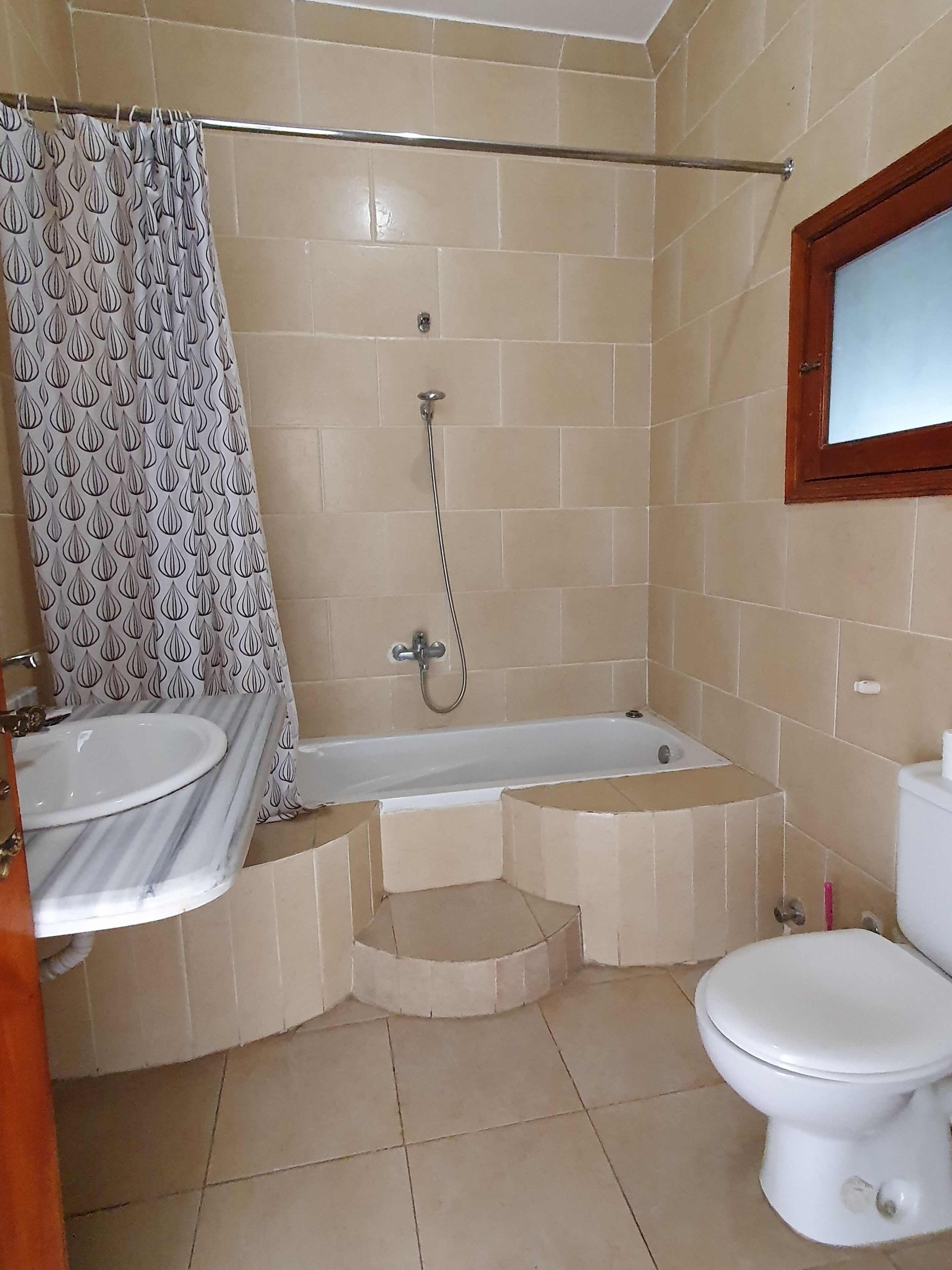 standard double room | bathroom | deep-soaking bathtub, free toiletries, hair dryer, bidet