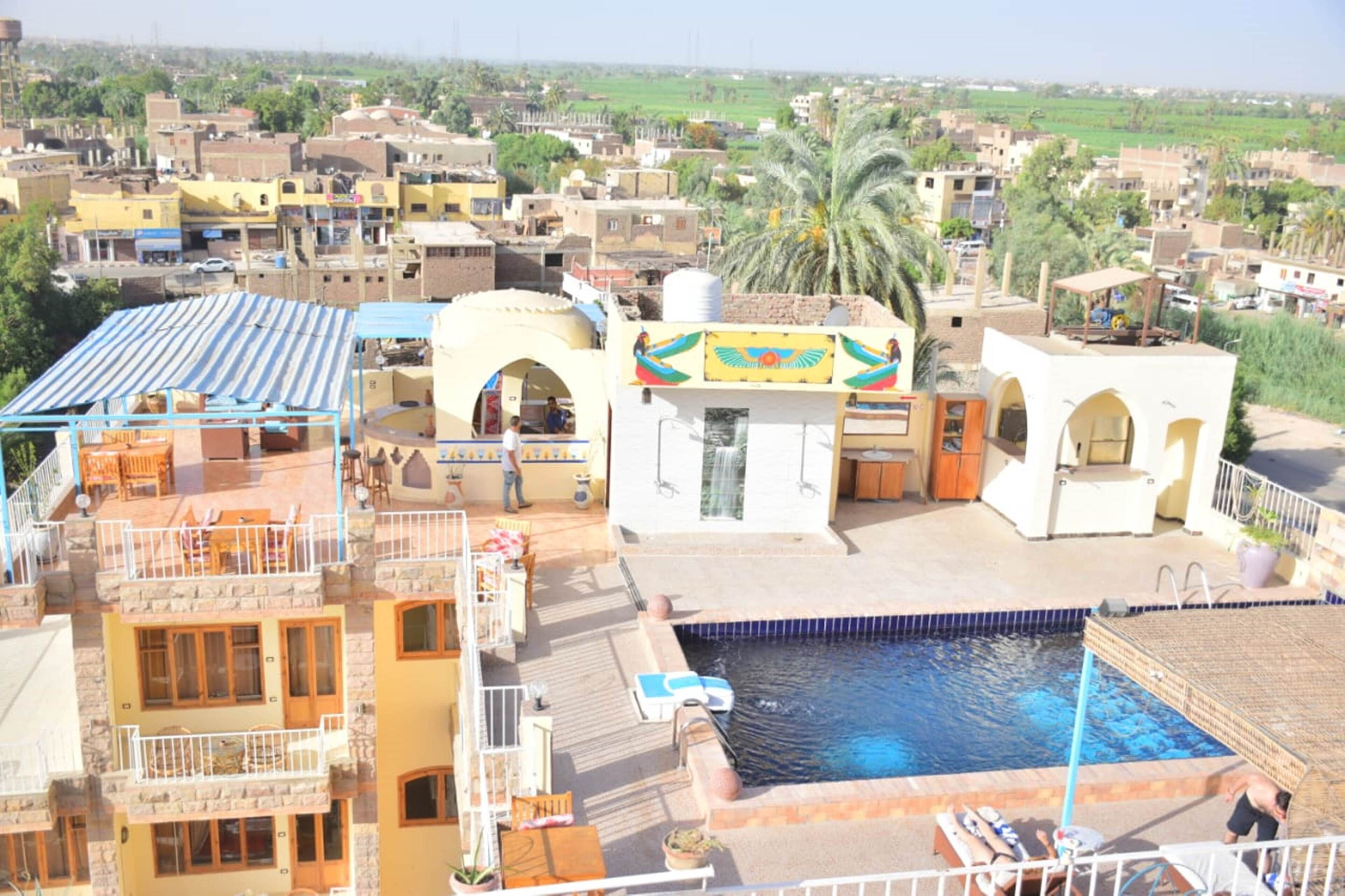 Piscine extérieure, parasols de plage