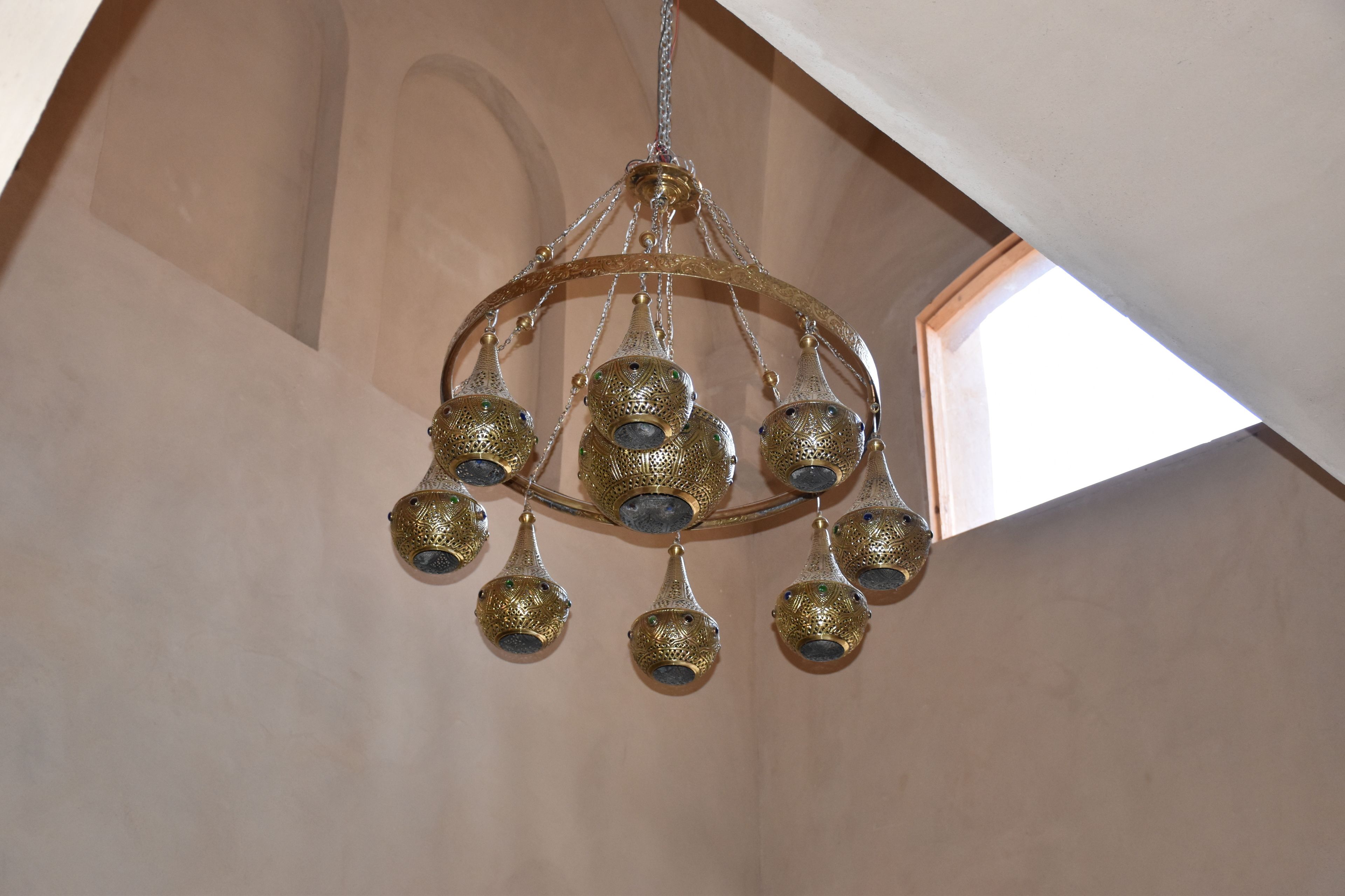 Un candelabro con múltiples detalles colgantes.