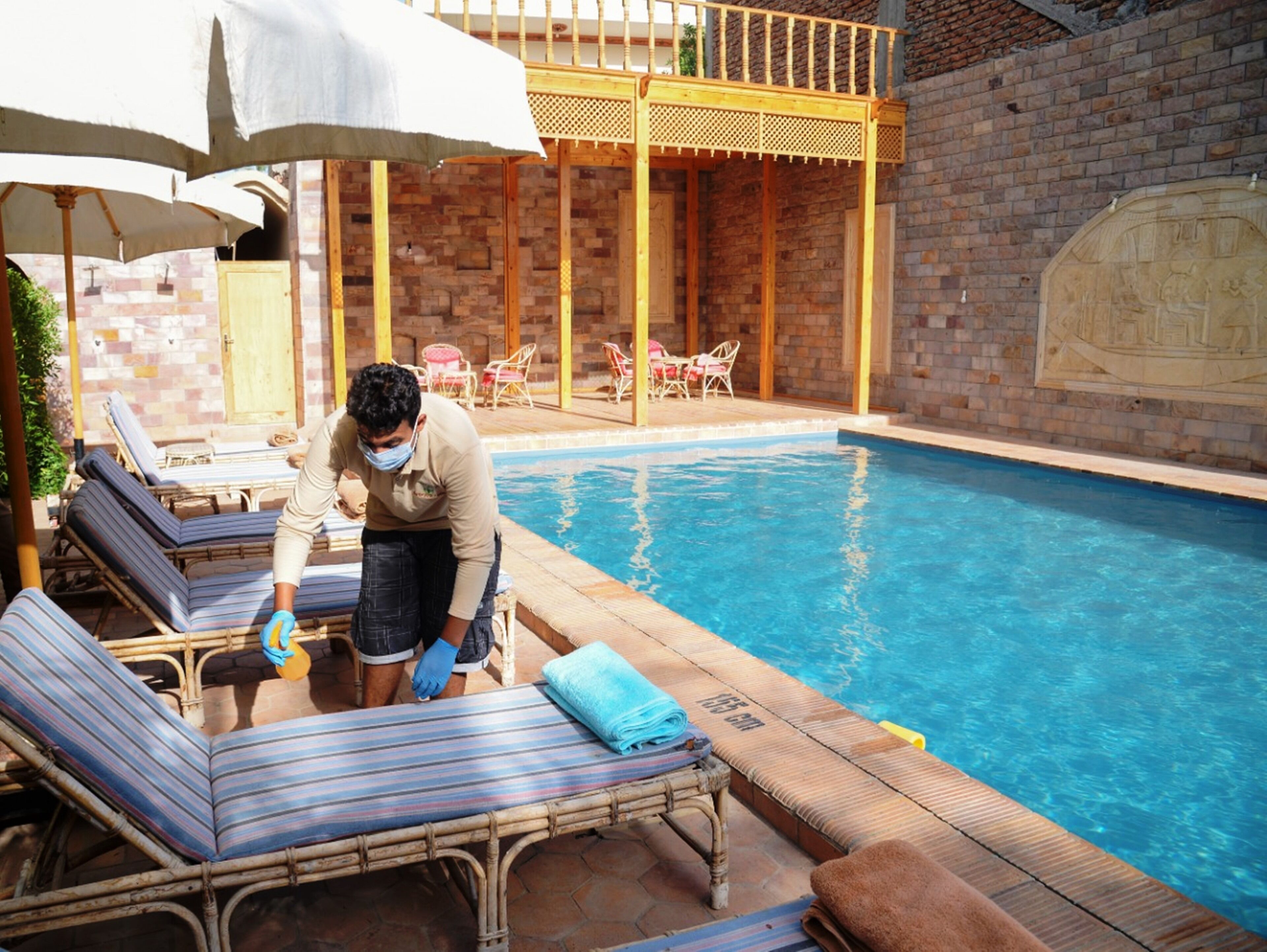 Piscina externa, piscina natural, espreguiçadeiras