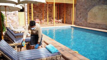 Piscina externa, piscina natural, espreguiçadeiras