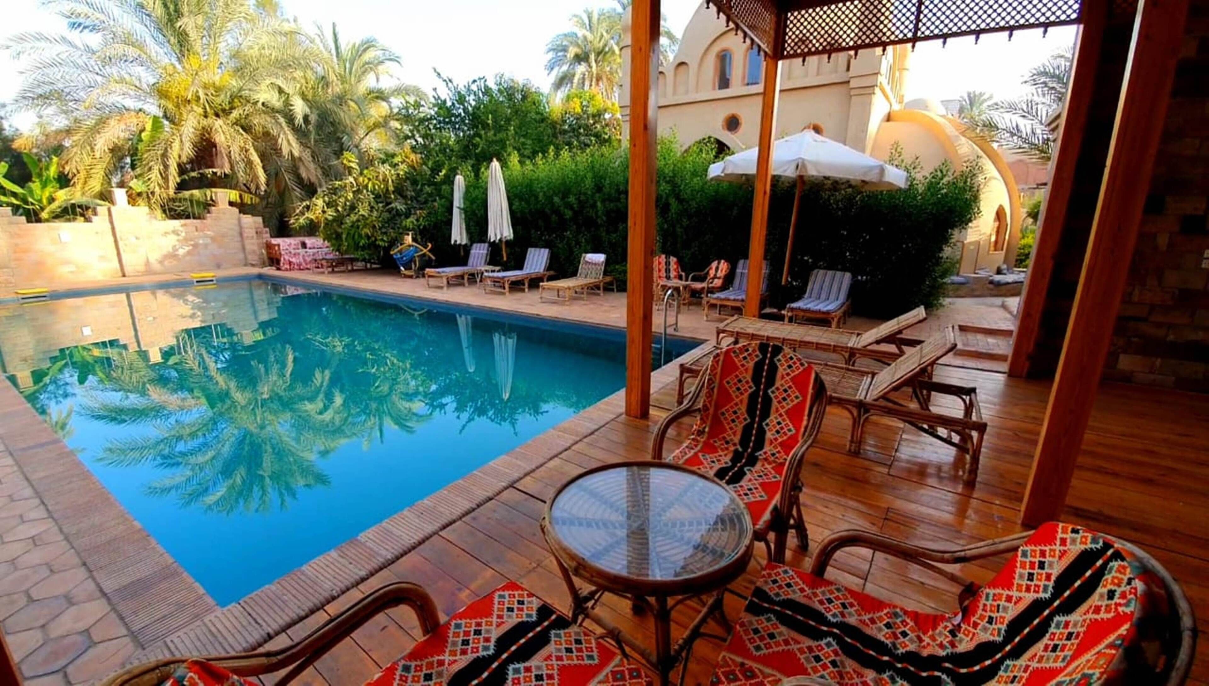 야외 수영장, 천연 수영장, 일광욕 의자