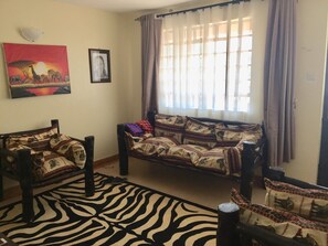 Apartamento, 2 habitaciones | Zona de estar | Una televisión LCD