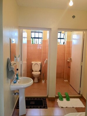 Lägenhet - 2 sovrum | Badrum | Dusch, gratis toalettartiklar, hårtork och handdukar