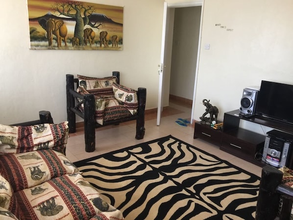 Departamento, 2 habitaciones | Área de sala de estar | Televisión LCD 