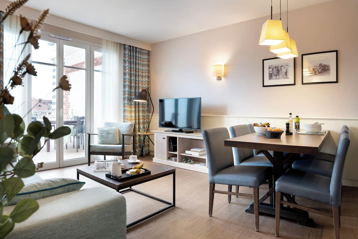 Apartment, 2 Schlafzimmer, Hafenblick | Wohnbereich | LED-Fernseher