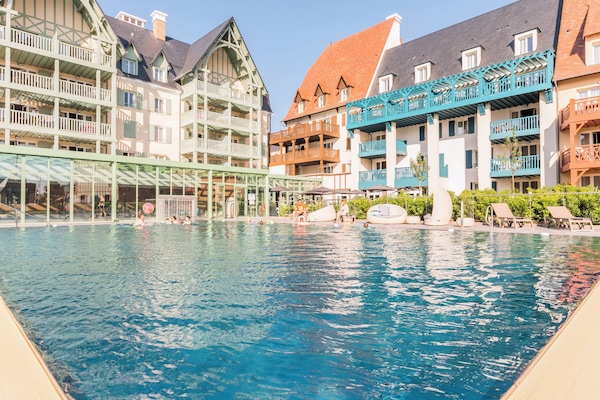 Piscine couverte, piscine extérieure, parasols de plage, chaises longues