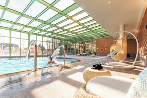 Indoor pool, outdoor pool, pool umbrellas, pool loungers - Premium Residence Presqu'Ile de la Touques - Pierre & Vacances (Deauville)