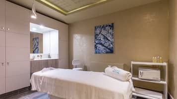 Een sauna, lichaamsbehandelingen, body scrubs, gezichtsbehandelingen