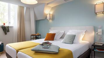 Une chambre à coucher avec un grand lit, deux tables de chevet, une fenêtre avec des rideaux et un luminaire fixé au mur.