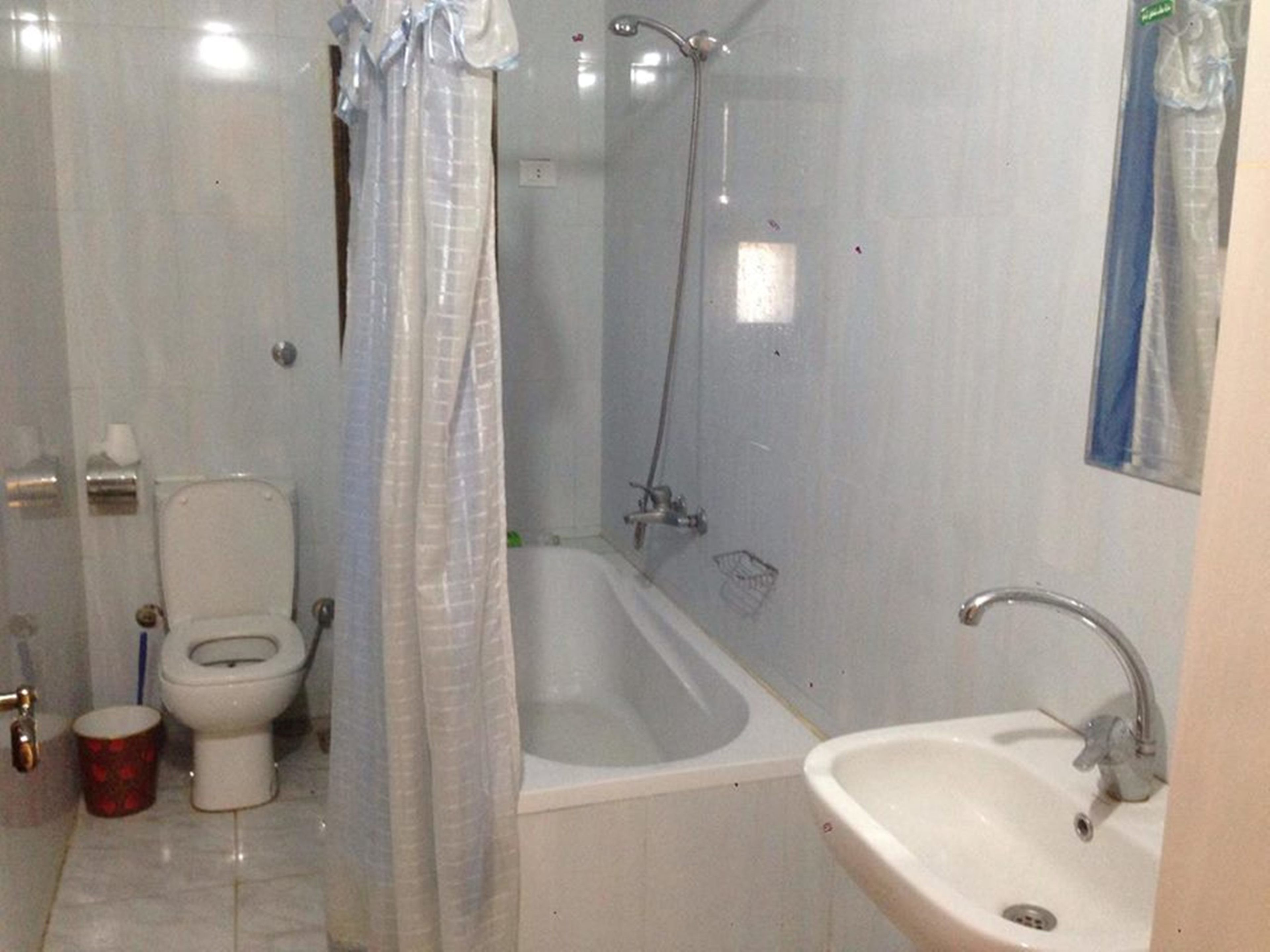 A bathroom with a toilet, bathtub, and sink.
