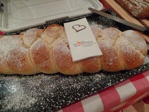 Free daily buffet breakfast - Hotel Gut Hanneshof (Kirchdorf in Tirol)