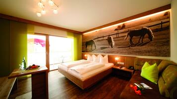 أغطية فراش متميزة وخزنة داخل الغرفة ومكتب وتجهيزات عازلة للصوت