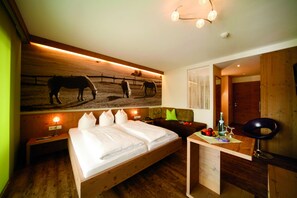 Comfort Tek Büyük Yataklı Oda, 1 Çift Kişilik Yatak, Teras, Dağ Manzaralı | Kaliteli yatak takımı, odada kasa, masa, ses yalıtımı