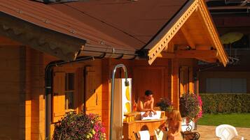 ساونا، طلاء الأظافر والعناية بالقدمين