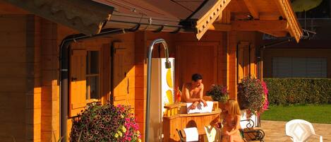 ساونا، طلاء الأظافر والعناية بالقدمين