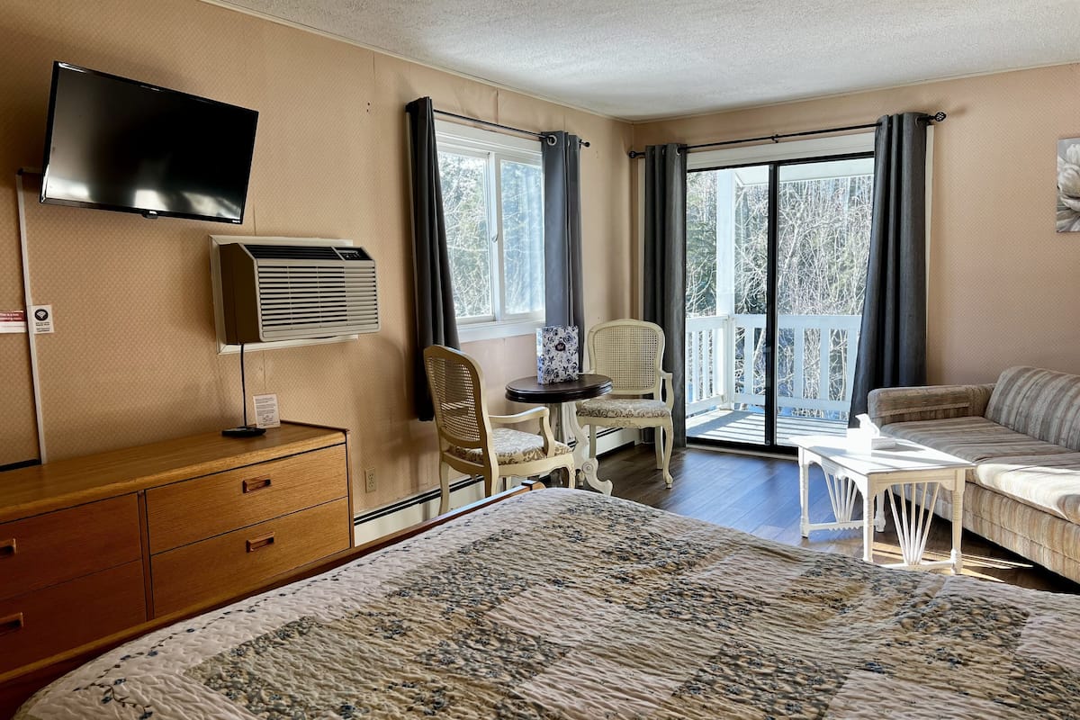 queen bed: annex | free wifi, bed sheets