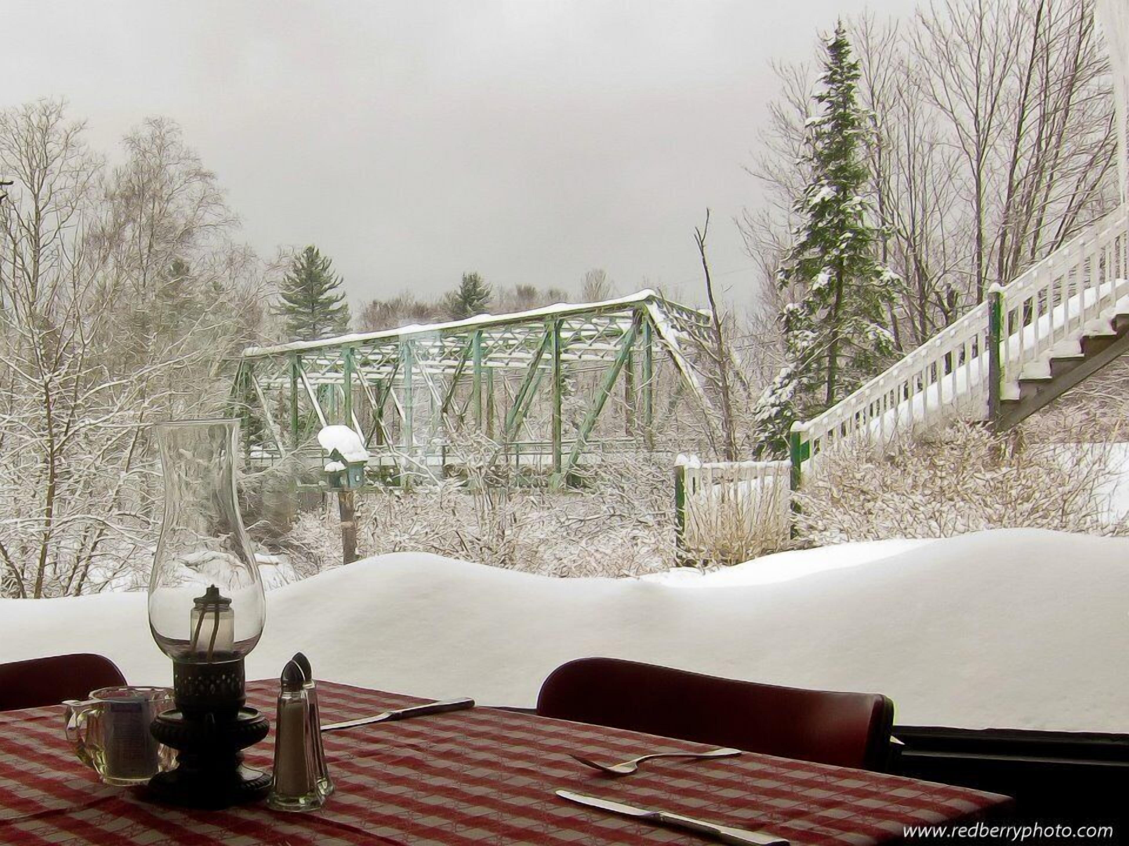 breakfast, dinner, brunch served; garden views