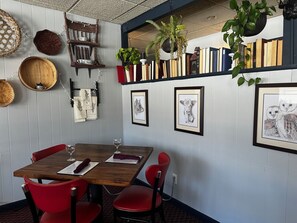 Breakfast, dinner, brunch served; garden views - The Wayside Inn (Bethlehem)