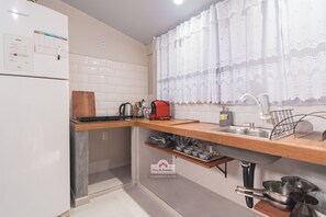 Comfort Apartment, 1 Double Bed, Ensuite, Ground Floor | Private kitchen | Fridge, microwave, stovetop, cookware/dishes/utensils - Flores de Bombinhas (Bombinhas)