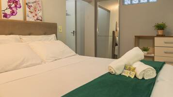 Apartamento conforto, 1 cama de casal, suíte, no piso térreo | Individualmente decorados, individualmente mobiliados, Wi-Fi de cortesia