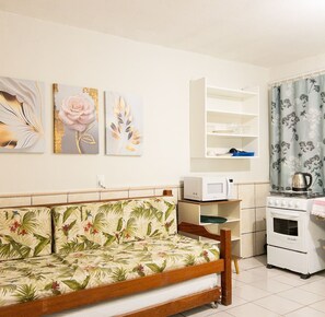 Apartament, planta baixa | Cuina privada | Frigorífic, microones i placa de cuina 