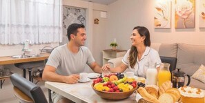 Comfort Apartment, 1 Double Bed, Ensuite, Ground Floor | Private kitchen | Fridge, microwave, stovetop, cookware/dishes/utensils - Flores de Bombinhas (Bombinhas)