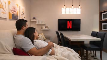 Apartamento conforto, 1 cama de casal, suíte, no piso térreo | Área de estar | Smart TV 32 polegadas com canais digitais, TV, Netflix