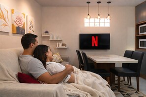 Leilighet – comfort, 1 dobbeltseng, eget bad, 1. etasje | Oppholdsområde | En 32-tommers smart-TV med digitale kanaler samt TV