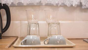 Apartamento conforto, 1 cama de casal, suíte, no piso térreo | Cozinha privada | Geladeira, micro-ondas, cooktop, talheres/pratos/utensílios de cozinha